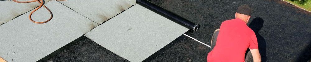 Nieuw bitumen leggen op bijgebouw Nieuw bitumen leggen op bijgebouw in Tilburg